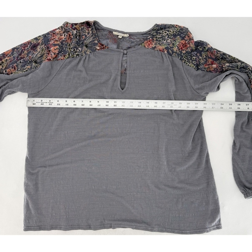 GIMMICKS by BKE Knit Blouse Size L Gray Floral Sheer Sleeve Boho Hippie Western - Picture 10 of 10